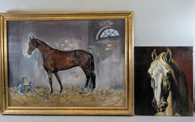 des tableaux représentant un cheval et un cheval dans une grange