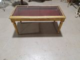 une table basse avec un plateau en verre dans une pièce
