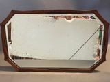 un miroir posé sur une table