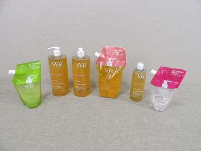 Quatre types différents de gel hydroalcoolique sont alignés sur une table