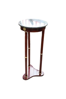une petite table avec un plateau en verre sur fond blanc