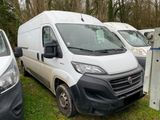 une camionnette blanche garée dans l'herbe