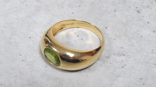 Bague en or jaune 750 millièmes le centre de forme bombée orné d'...