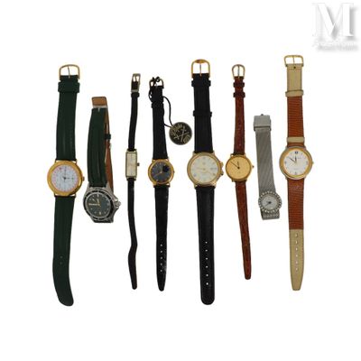 plusieurs types de montres sont alignés sur une surface blanche