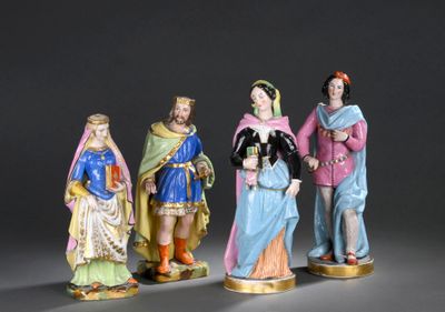 trois figurines représentant des hommes et des femmes vêtus de costumes médiévaux