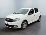 La Dacia blanche est garée dans une pièce blanche