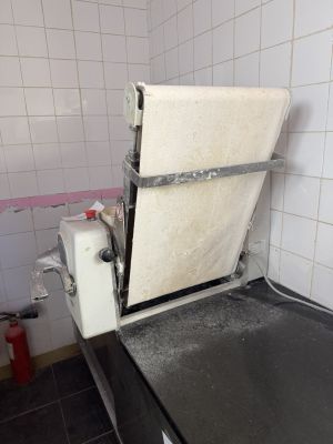 un réfrigérateur blanc posé dans un coin de la cuisine