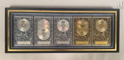 une photo d'une photo représentant trois CD dans une vitrine