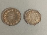 deux pièces d'argent, dont l'une porte une couronne et l'autre est ornée d'une couronne