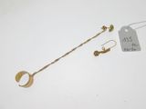 deux paires de boucles d'oreilles en or et une chaîne en or