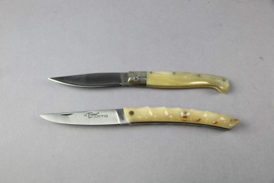 two knives that are sitting next to each other on a table