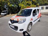 une camionnette blanche à rayures orange garée sur un parking