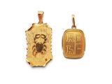 deux pendentifs en or, avec un signe du zodiaque au recto et un autre au verso