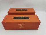 une paire de boîtes orange portant une étiquette noire