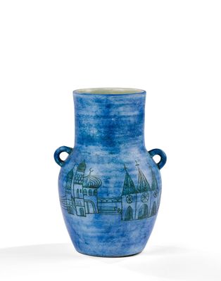 un vase bleu orné d'une image représentant une ville