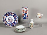 de nombreux types de vases et d'assiettes sur la table
