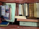 une valise rouge contenant de nombreux livres
