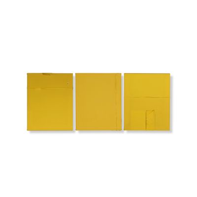 trois morceaux de papier jaune sur une surface blanche