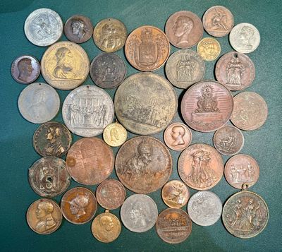 un lot de pièces de monnaie posées sur une table