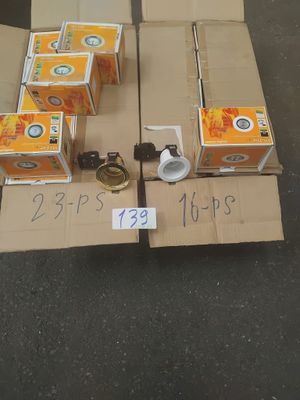 plusieurs cartons de jus d'orange posés sur un carton