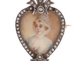 la photo d'une photo représentant une femme portant une broche en forme de cœur