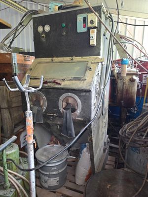 une machine qui se trouve à l'intérieur d'un bâtiment