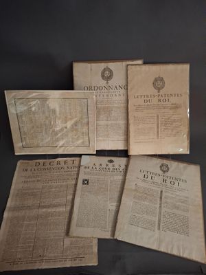 plusieurs vieux journaux posés les uns à côté des autres sur une table