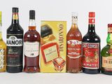 de nombreux types de bouteilles d'alcool alignés sur une table