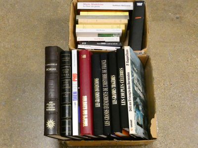 une boîte pleine de livres posée sur le sol