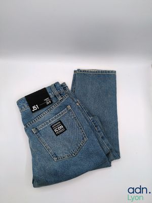 deux paires de jeans bleus posées sur une table blanche