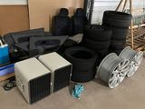 beaucoup de pneus et d'autres objets dans un garage