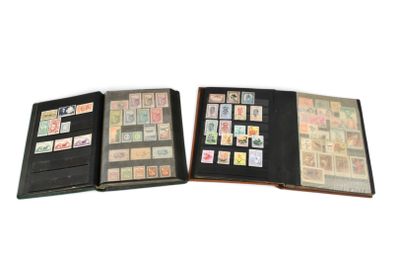 un livre ouvert, orné de timbres, posé sur une surface blanche