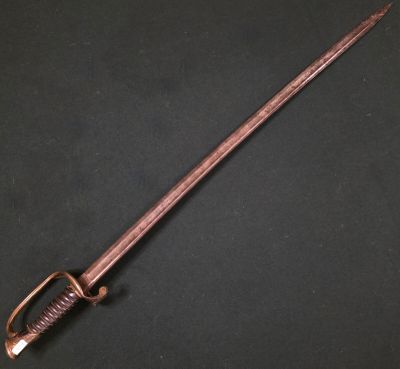une vieille épée avec une poignée en bois sur fond noir