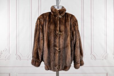 gros plan d'un manteau de fourrure sur un mannequin
