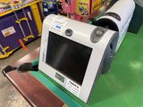 un petit écran posé sur une table dans un magasin