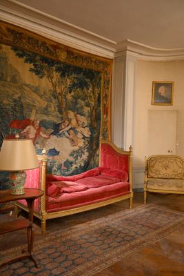 une photo d'un salon avec un canapé et un fauteuil