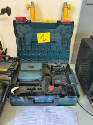 une boîte à outils contenant des outils, posée sur une table à côté d'un ordinateur
