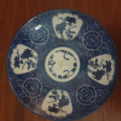 Plat circulaire en porcelaine à décor blanc-bleu de fleurs, …