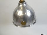 une lampe en métal suspendue au plafond