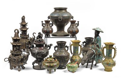 de nombreux types de vases exposés