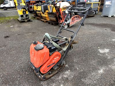 une tondeuse à gazon qui est garée sur le parking