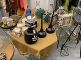 une table avec beaucoup d'objets dans une pièce