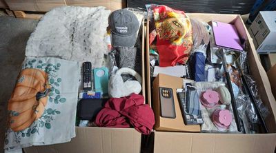 210 / 1 palette de 205kg de mix (foulards, coques et p…