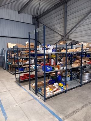 un grand entrepôt rempli de nombreuses étagères et de cartons