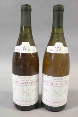 deux bouteilles de vin posées l'une à côté de l'autre sur une table