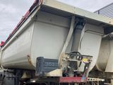 un gros camion blanc garé sur le parking