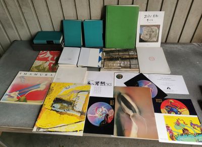 beaucoup de livres posés sur une table
