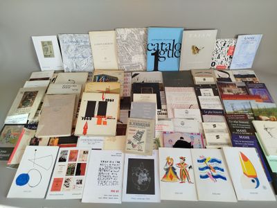 beaucoup de livres sur une table avec beaucoup de livres