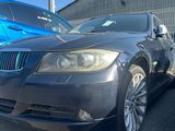 une photo d'une voiture noire garée devant un immeuble