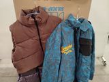 deux vestes et un sac sur une palette